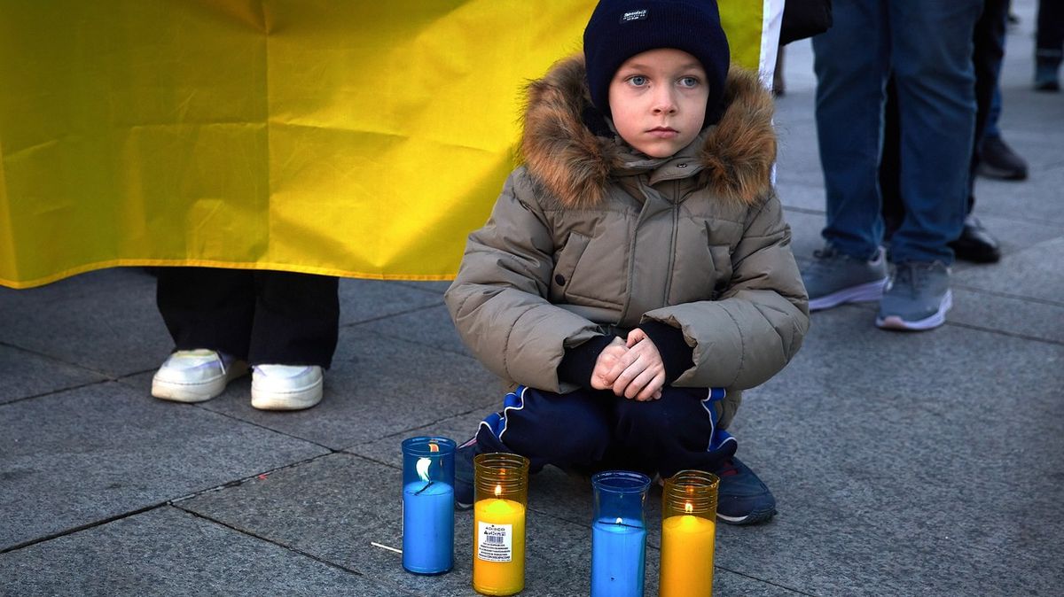 Uneseným ukrajinským dětem vymývají v Rusku mozky, ukazují dokumenty